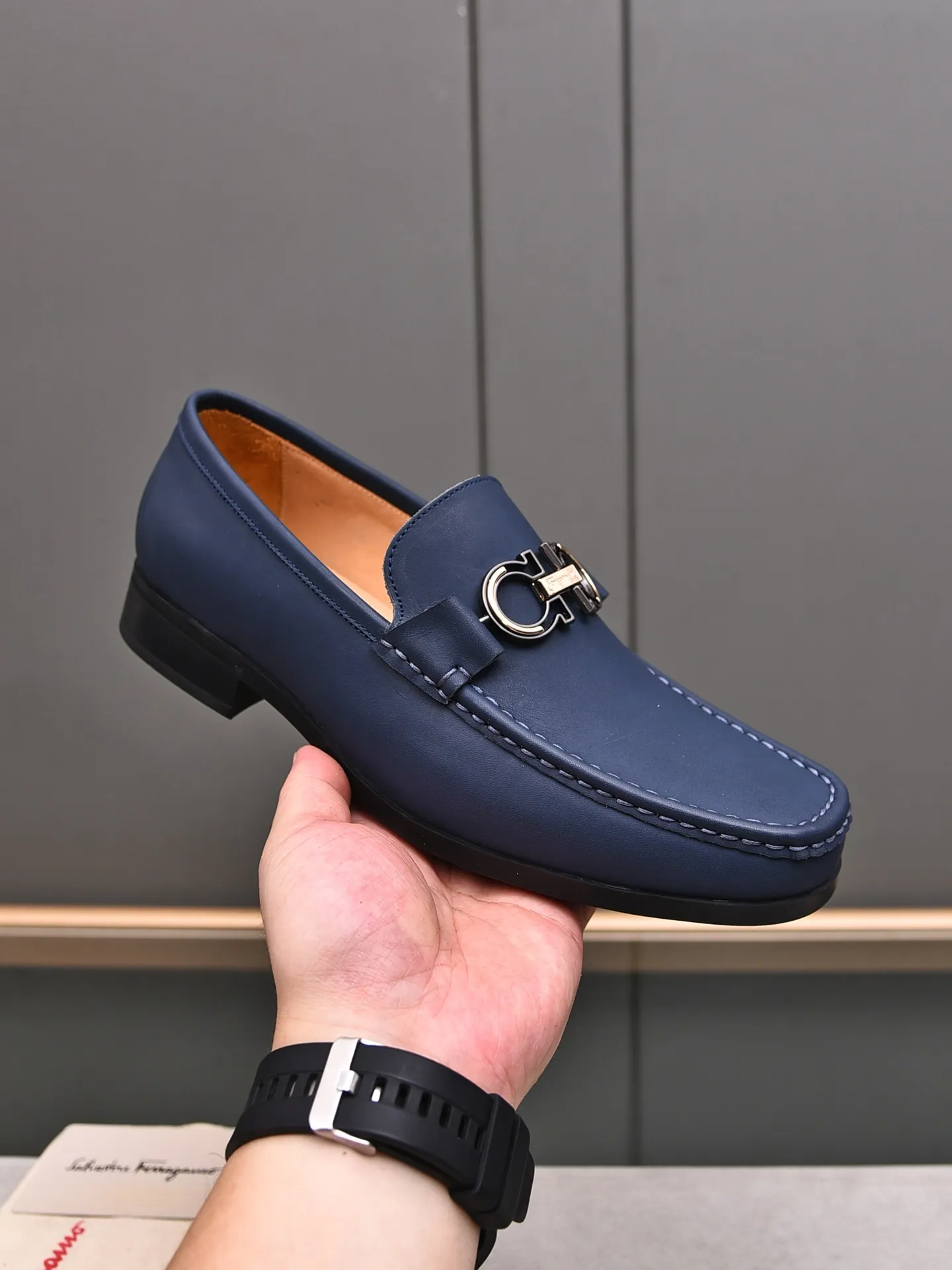 Factory: 250 [Original running volume quality] Brand: Ferragamo (Ferragamo) Size: Men's size 38/44 (45 can be customized) Grade: Same style as the official website High-end quality men's shoes Material: Original first-layer calfskin Water-dyed cowhide lining Original outsole Style category: Men's fashion formal business casual leather shoes Slip-on men's shoes high-top series Young fashion European and American trends British style Casual matching Comfortable feet
